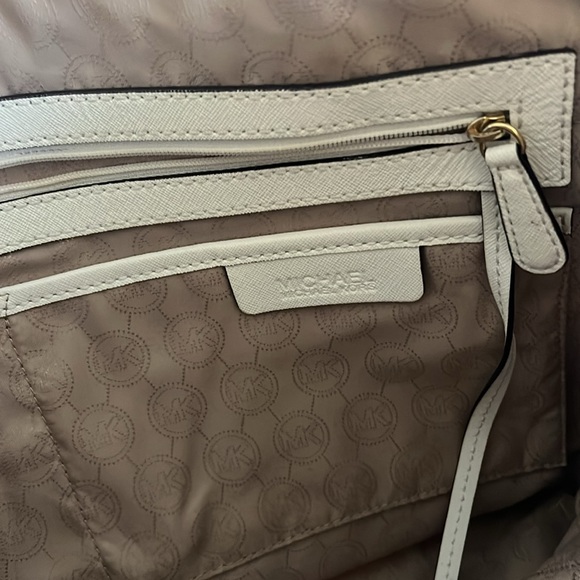 Michael Kors Jet Set Tote- White - Picture 9 of 13